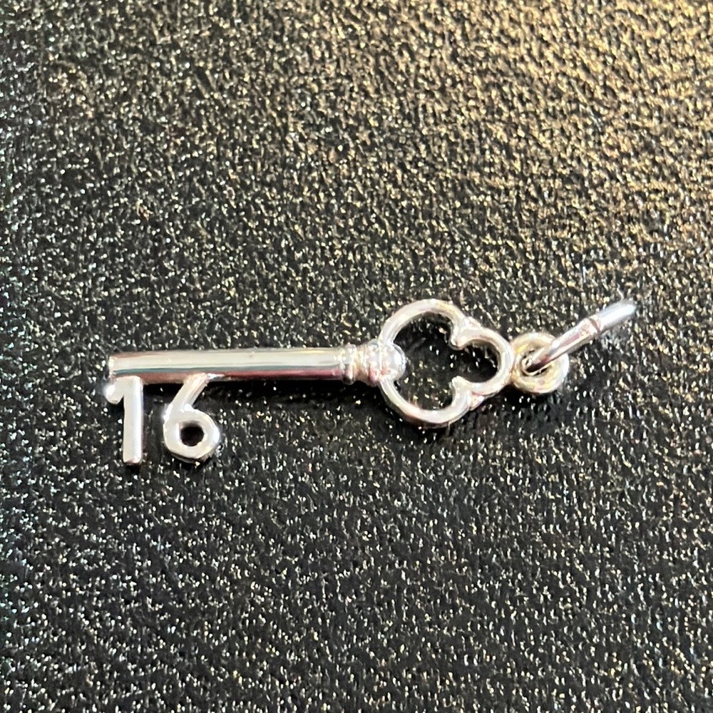 Sweet 16 Key Charm